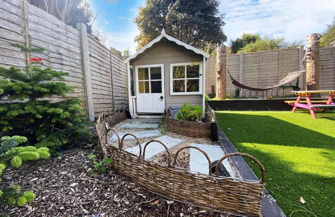 Four Bedroom Family Abode With Hot Tub, Garden And Bbq-1