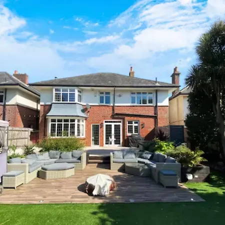 Four Bedroom Family Abode With Hot Tub, Garden And Bbq-2