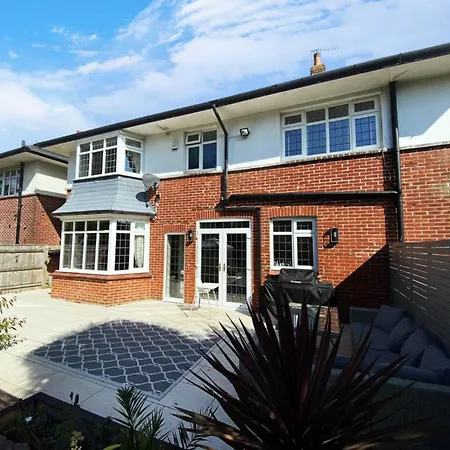 Four Bedroom Family Abode With Hot Tub, Garden And Bbq-3